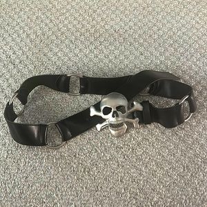 Skull and cross bones belt